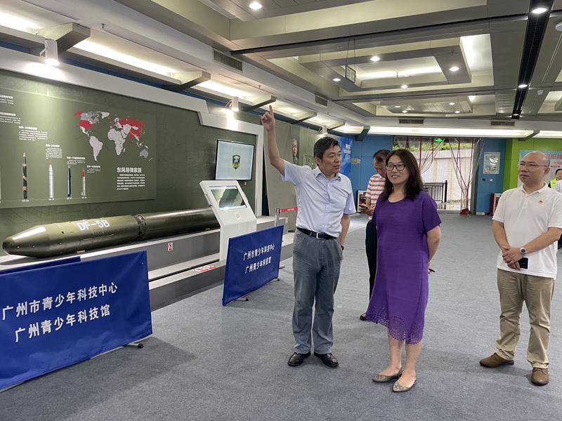 调研组一行在市青少年科技馆考察.jpg