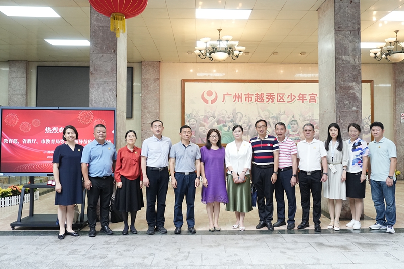 调研组一行在越秀区少年宫考察.jpg