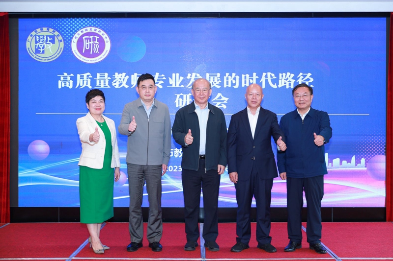 图5 院领导与专家合影.jpeg