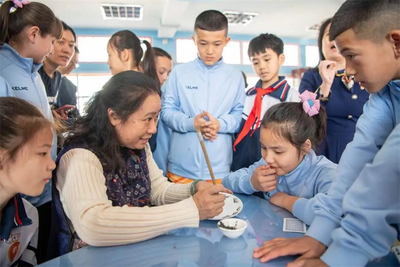 广彩、榄雕、拓印......非遗传承人手把手“授艺”，穗疏师生开启广府非遗文化之旅