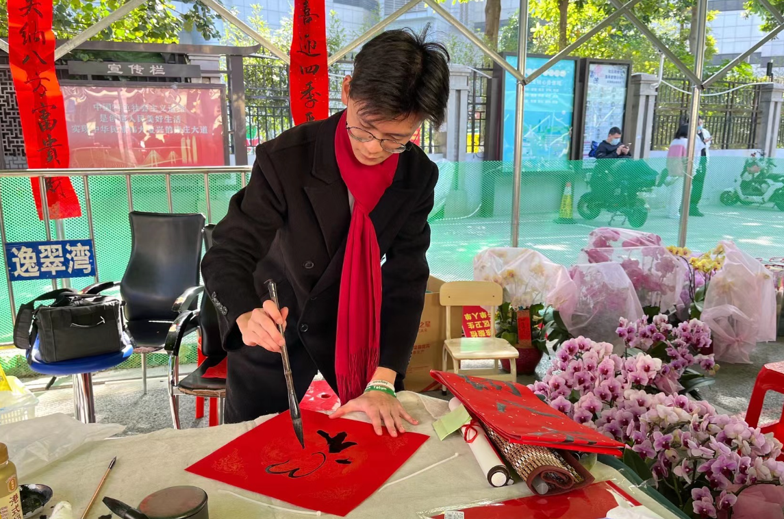 做年夜饭、剪窗花、自制红包挂在桔树上……今年寒假作业很有年味