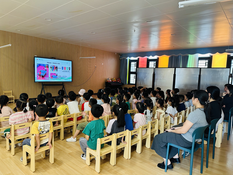 2025-9-5+广州市天河区智谷第二幼儿园+大级的孩子和老师一起观看垃圾分类第一课 (2).jpg